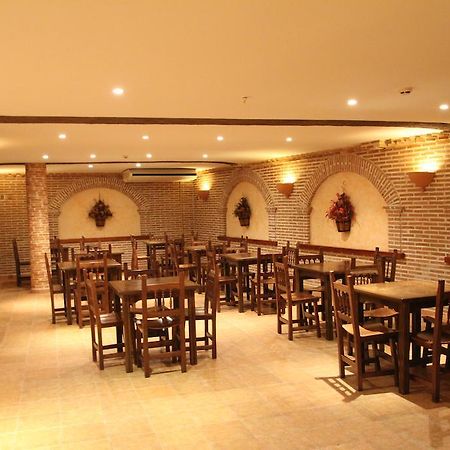 Hostal Restaurante Cuatro Caminos Calera y Chozas Екстериор снимка
