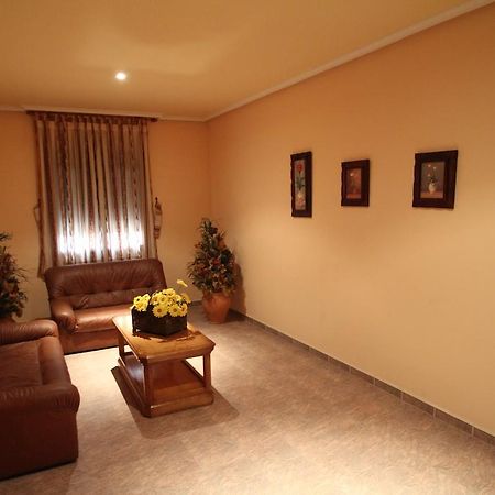 Hostal Restaurante Cuatro Caminos Calera y Chozas Екстериор снимка