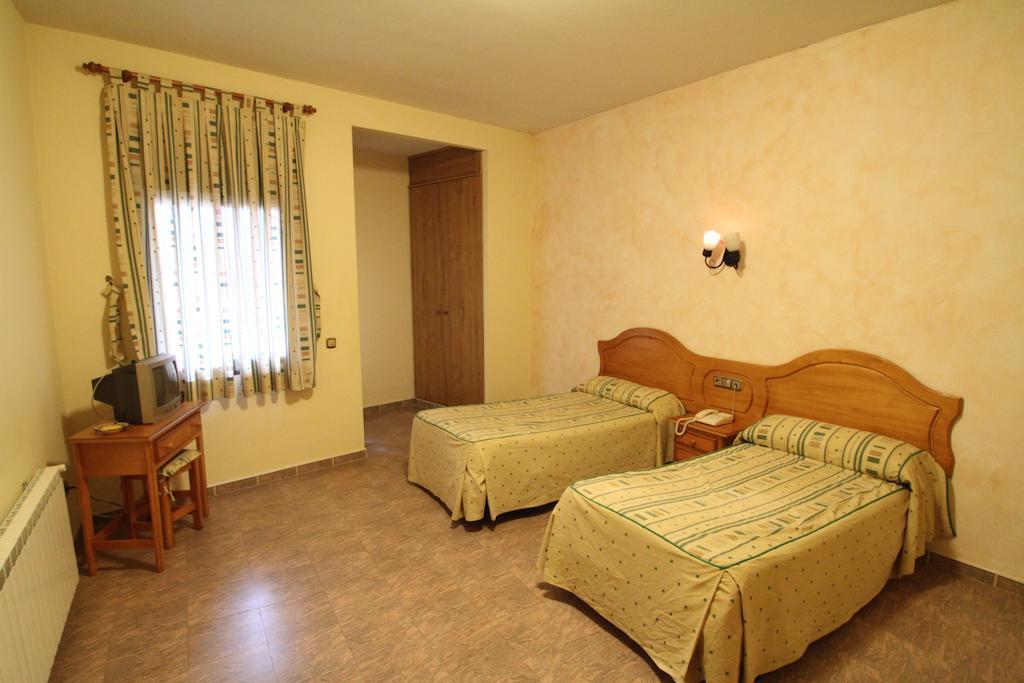 Hostal Restaurante Cuatro Caminos Calera y Chozas Стая снимка
