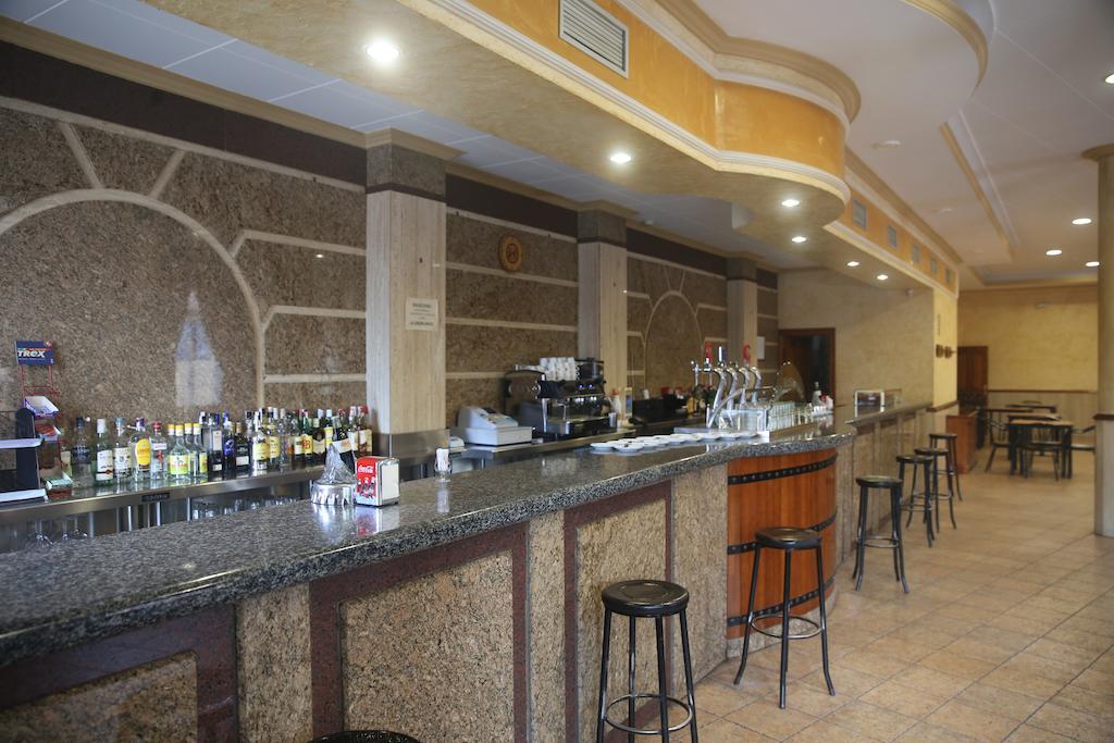 Hostal Restaurante Cuatro Caminos Calera y Chozas Екстериор снимка