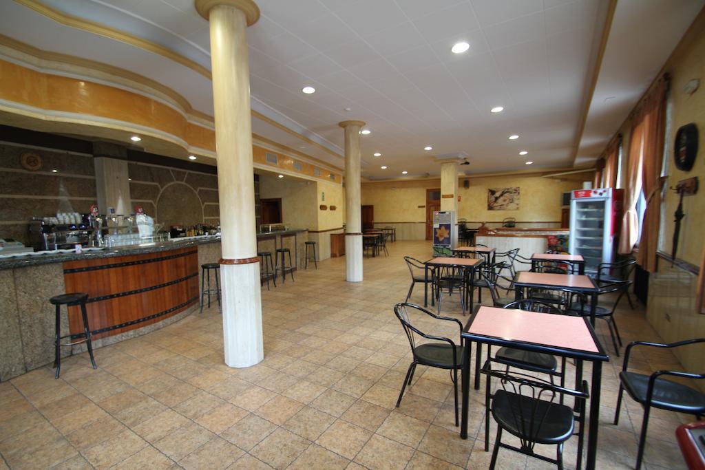 Hostal Restaurante Cuatro Caminos Calera y Chozas Екстериор снимка