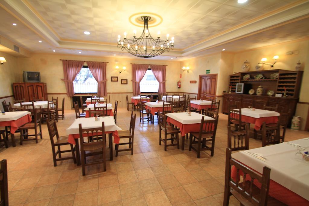 Hostal Restaurante Cuatro Caminos Calera y Chozas Екстериор снимка